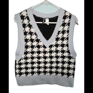 H&M Divided Fuzzy/Soft Black and White Houndstooth Sweater Vest Size Medium